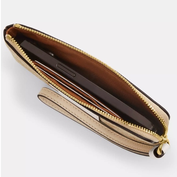 COACH * Corner Zip Wristlet In Signature Canvas - Picture 2 of 3